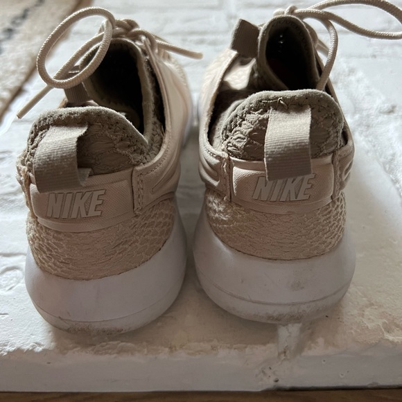 8.5 tan womens nikes - Picture 4 of 8